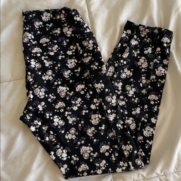 SOLD NWOT Floral VS Ultimate Leggings - Picture 1 of 3